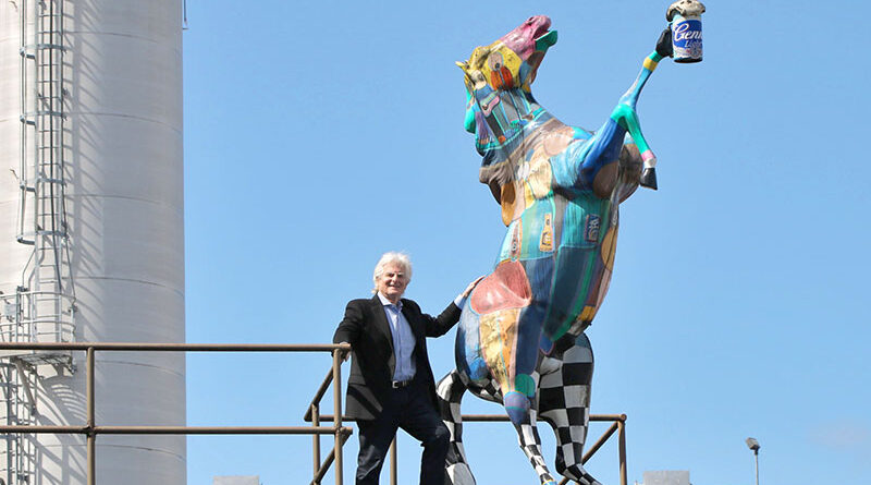 “Genny” who adorns — what else? — the Genesee Brewery, raises high a pint of Genny Light to greet the afternoon. Howie Jacobson, who was part of the team that resurrected Genesee through the Horses on Parade campaign in 2001, stands with Genny, which was designed by artist Anne Aderman. The theme of the community event fit happily with Genesee bringing back 12 Horse Ale.